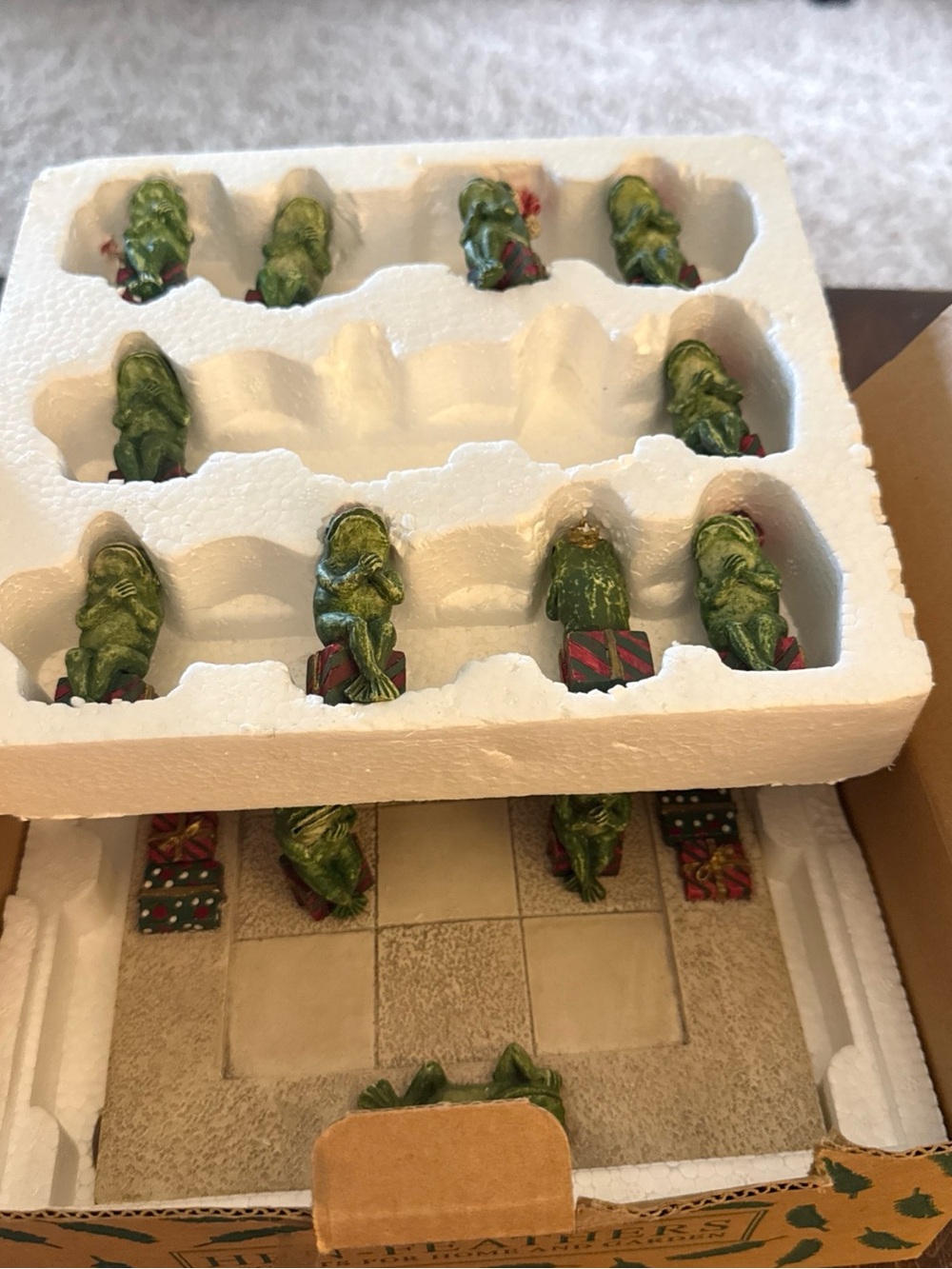 Hen - feathers tic tac toe game  Christmas frogs new